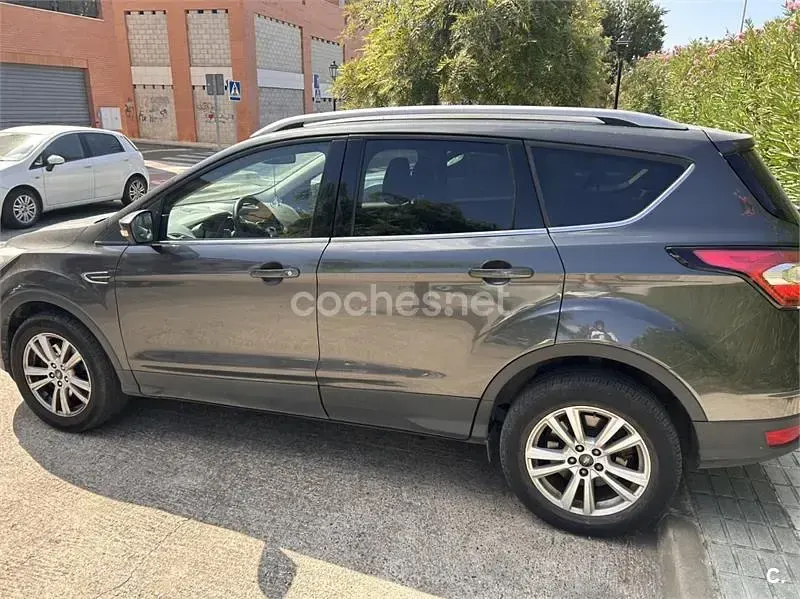 Usado Ford Kuga Trend 120 CV (88 kW) 2018 Gris / plata SUV