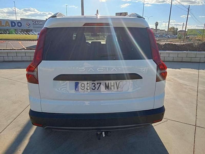 Usado Dacia Jogger Expression 101 CV (74 kW) 2023 Blanco Monovolumen
