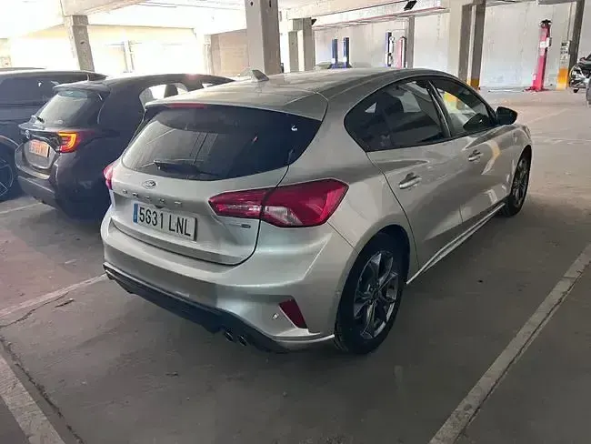 Usado Ford Focus ST-Line 125 CV (91 kW) 2021 Gris Berlina