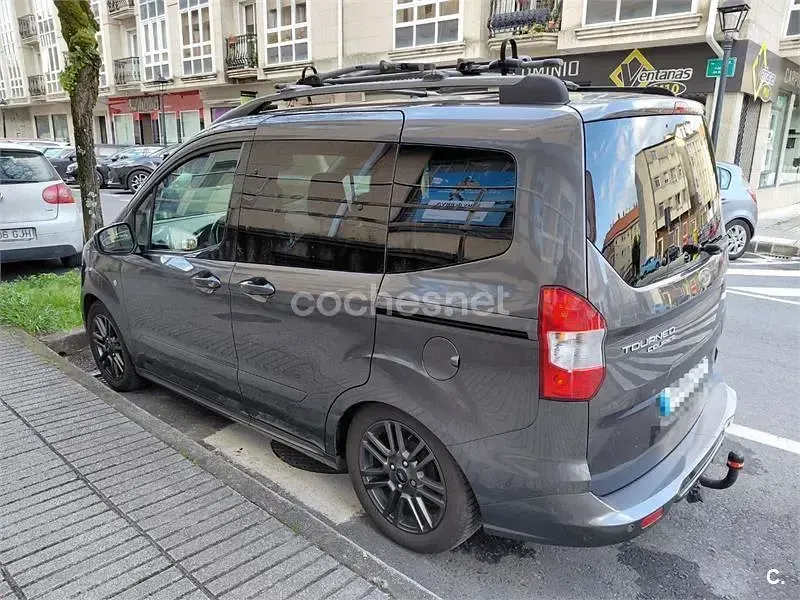 Usado Ford Tourneo Courier Sport 100 CV (73 kW) 2019 Gris / plata Monovolumen