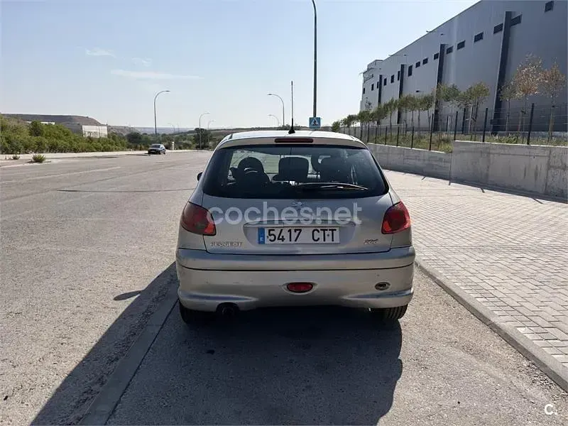 Usado Peugeot 206 90 CV (66 kW) 2004 Gris / plata Berlina