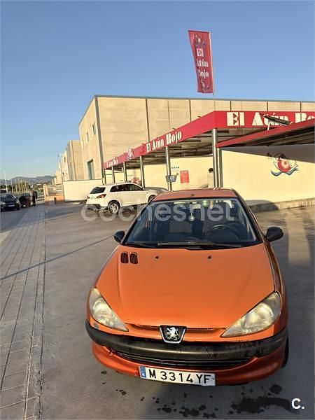 Usado Peugeot 206 75 CV (55 kW) 1999 Naranja Utilitario