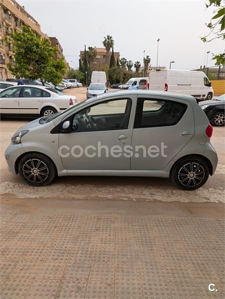 Usado Toyota Aygo 68 CV (50 kW) 2008 Azul Utilitario