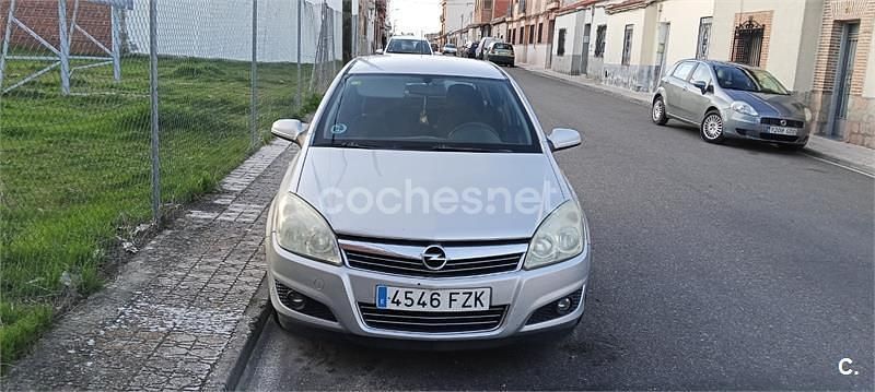 Usado Opel Astra Cosmo 100 CV (73 kW) 2008 Gris / plata Berlina