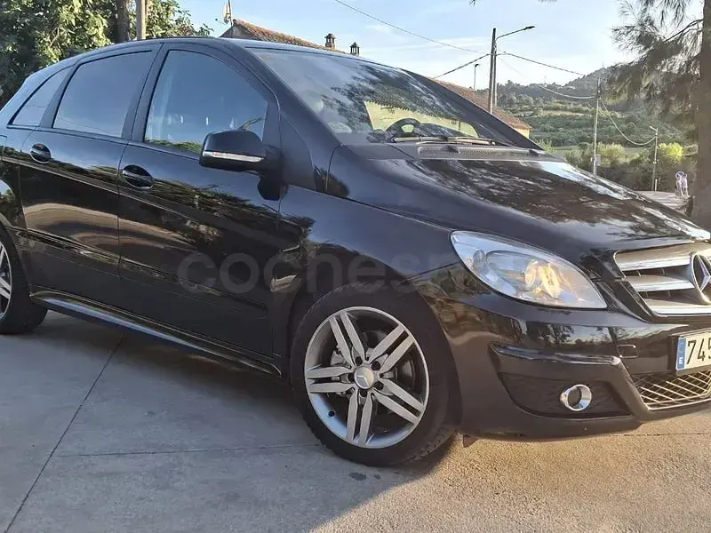 Usado Mercedes B180 109 CV (80 kW) 2011 Negro Utilitario