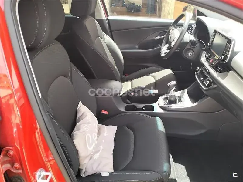 Usado Hyundai i30 120 CV (88 kW) 2019 Rojo Berlina