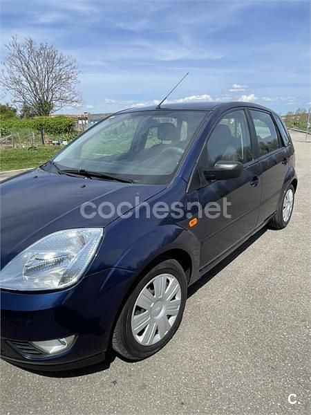 Usado Ford Fiesta Trend 80 CV (58 kW) 2003 Azul Utilitario