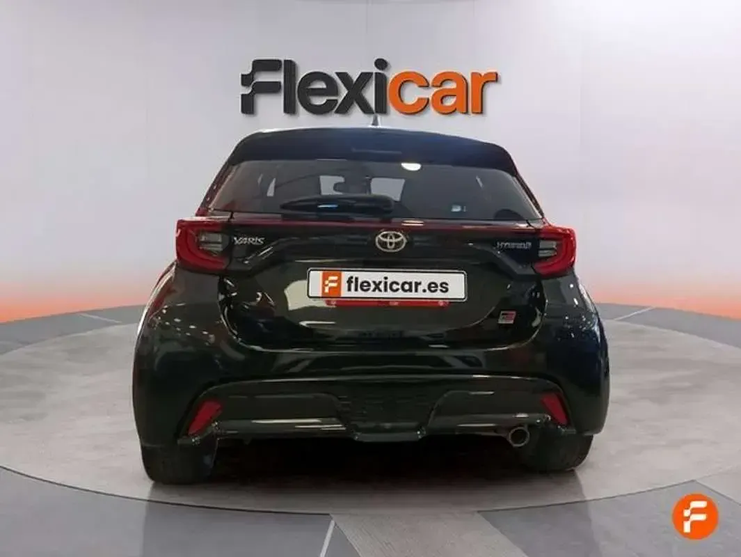 Usado Toyota Yaris Sport 116 CV (85 kW) 2022 Negro Utilitario