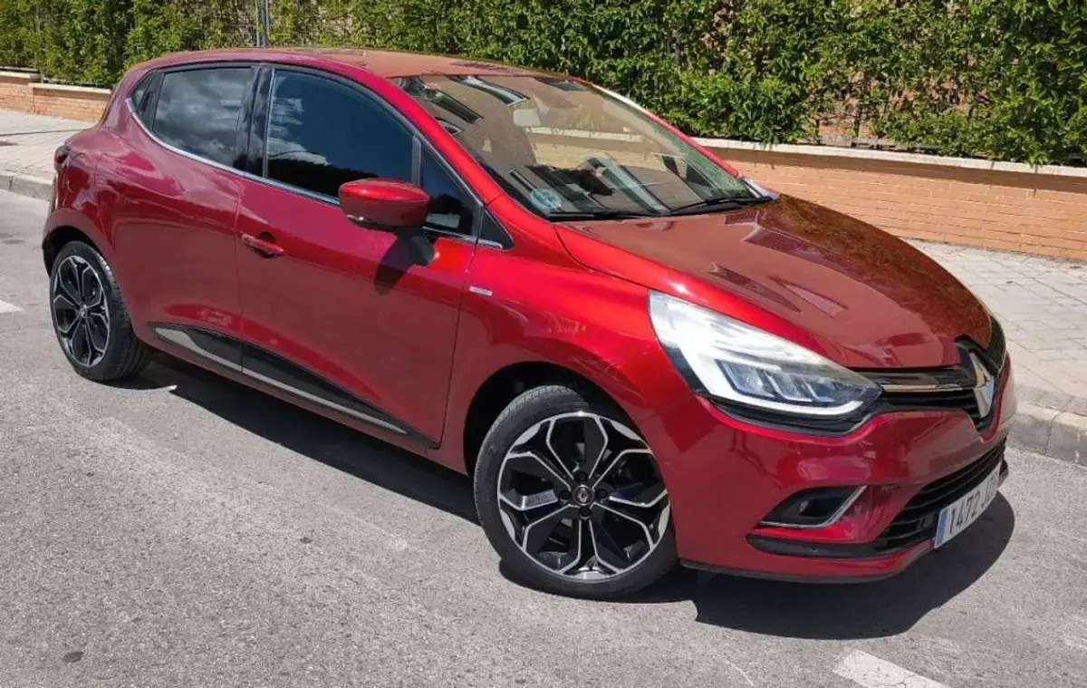 Begagnad Renault Clio IV 90 HK (66 kW) 2017 Röd Halvkombi