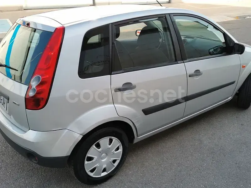 Usado Ford Fiesta Ambiente 68 CV (50 kW) 2009 Gris / plata Berlina