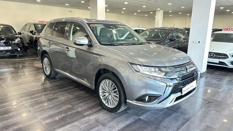 Usado Mitsubishi Outlander P-HEV Motion 224 CV (164 kW) 2020 Gris / plata SUV