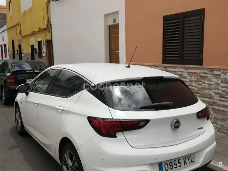 Usado Opel Astra 125 CV (91 kW) 2019 Negro Berlina