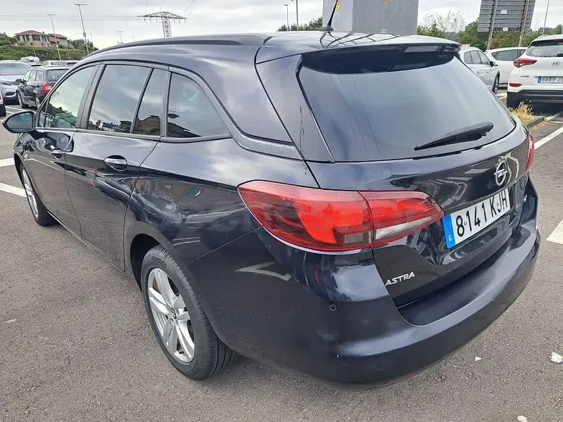 Usado Opel Astra Business 110 CV (80 kW) 2018 Negro Familiar