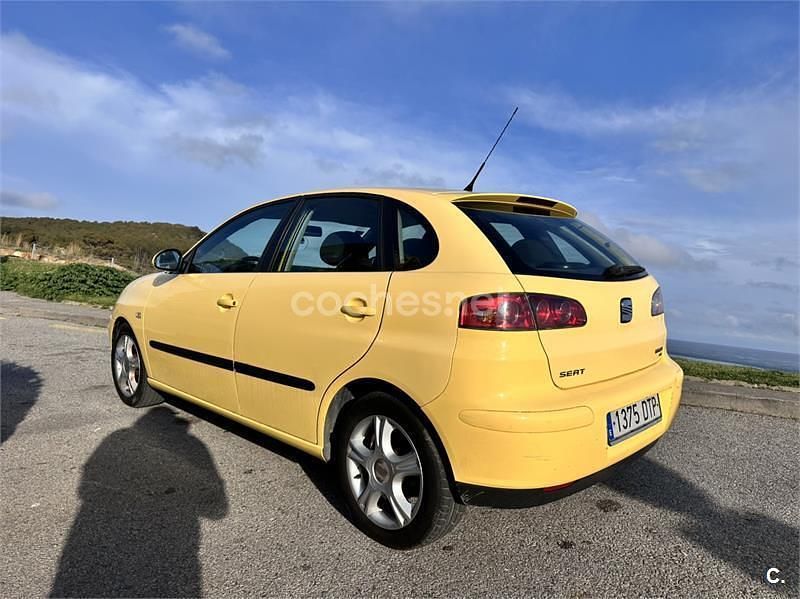 Usado Seat Ibiza 100 CV (73 kW) 2005 Amarillo Utilitario