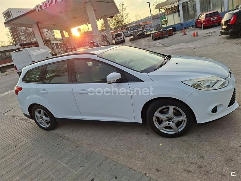 Usado Ford Focus Trend 115 CV (84 kW) 2011 Blanco Familiar