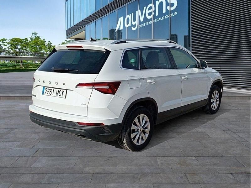 Usado Skoda Karoq Ambition 150 CV (110 kW) 2022 Blanco SUV