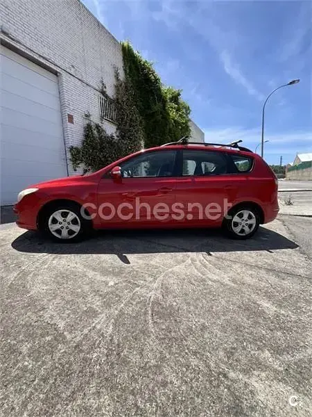Usado Hyundai i30 Comfort 90 CV (66 kW) 2009 Rojo Familiar