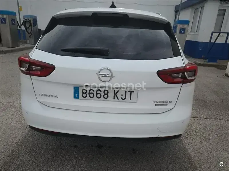 Usado Opel Insignia Selective 136 CV (100 kW) 2018 Blanco Familiar