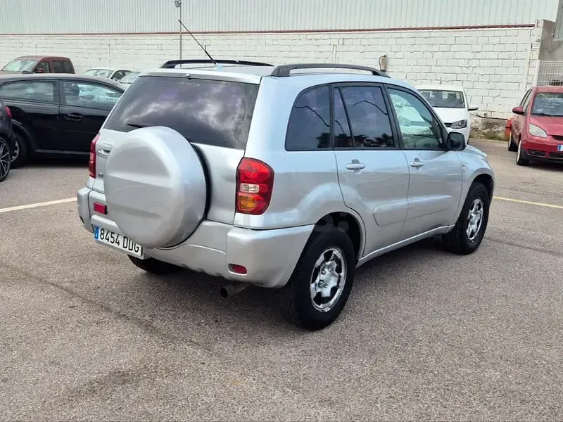 Usado Toyota RAV4 Luna 125 CV (91 kW) 2004 Gris / plata SUV