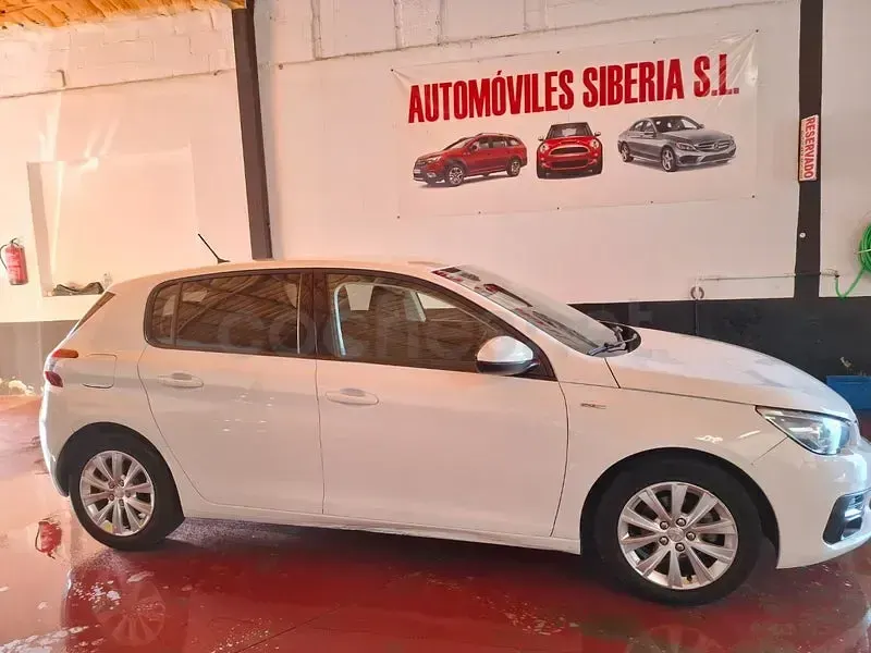Usado Peugeot 308 Style 100 CV (73 kW) 2020 Blanco Berlina