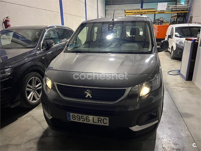 Usado Peugeot Rifter Active 100 CV (73 kW) 2021 Gris / plata Monovolumen