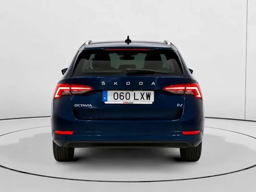 Usado Skoda Octavia Ambition 204 CV (150 kW) 2022 Azul Familiar