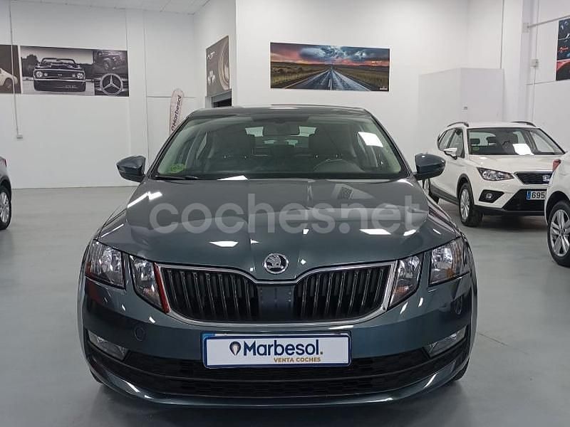 Gris / plata Usado 2021 Skoda Octavia Ambition Berlina | 13.990 € (Buen precio) - Imagen 1/4