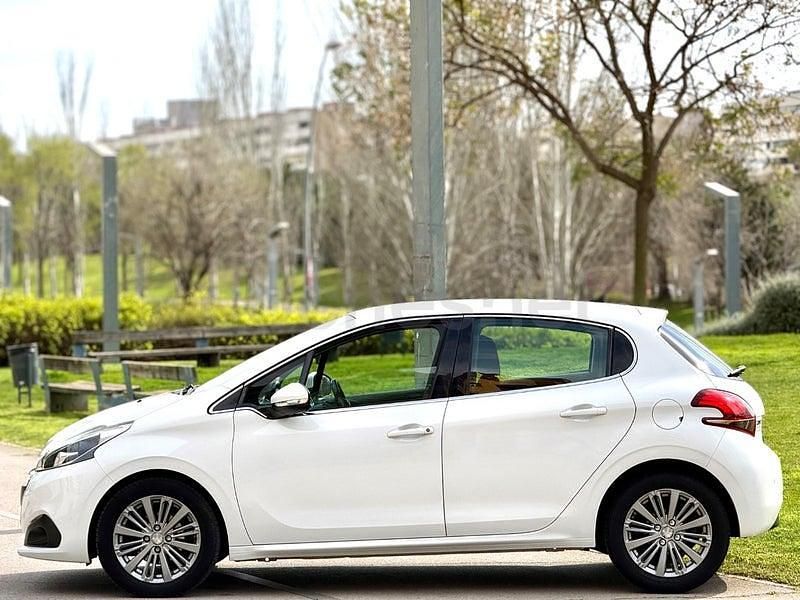 Usado Peugeot 208 Allure 110 CV (80 kW) 2016 Blanco Utilitario