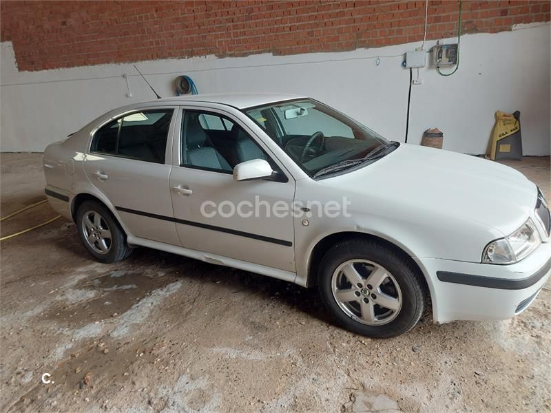 Blanco Usado 2004 Skoda Octavia Ambiente Berlina | 2500 € - Imagen 1/4