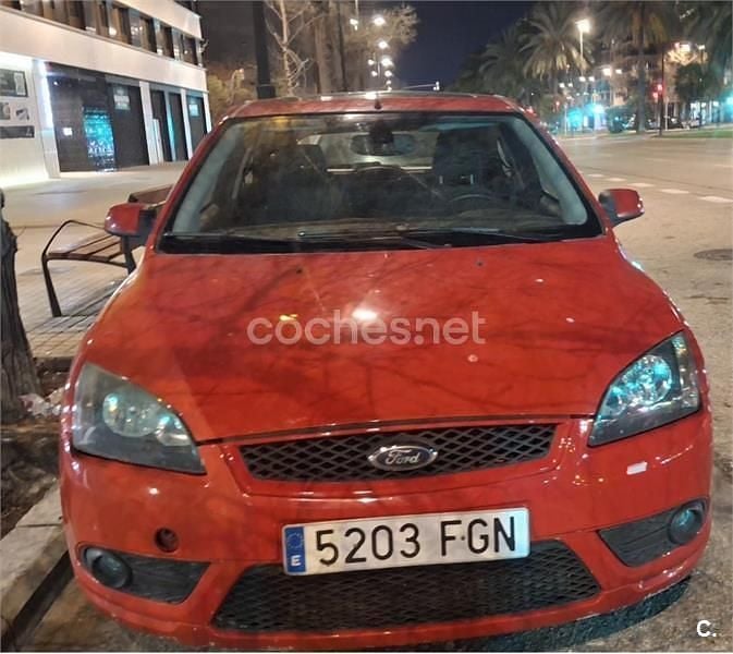 Używany Ford Focus Trend 100 KM (73 kW) 2006 Czerwony Sedan/Limuzyna