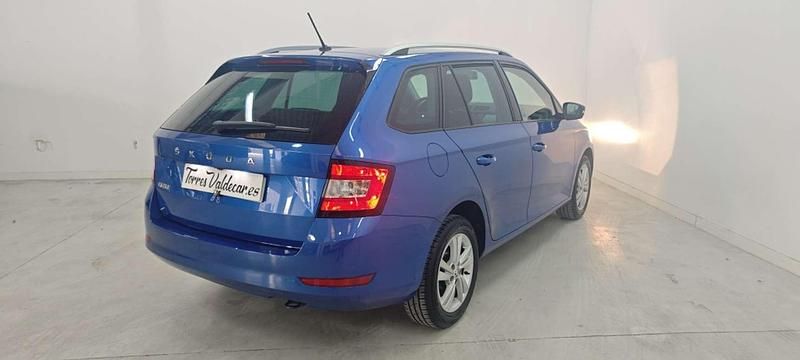 Usado Skoda Fabia Ambition 95 CV (69 kW) 2020 Azul Familiar