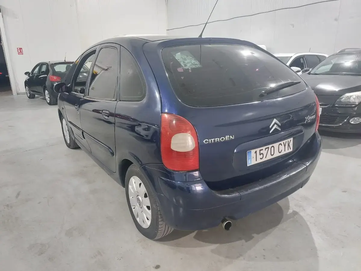 Usado Citroën Xsara Picasso Exclusive 110 CV (80 kW) 2004 Azul Monovolumen