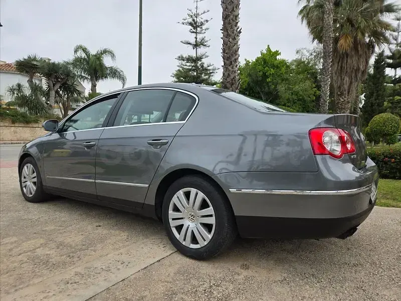 Usado VW Passat Highline 140 CV (102 kW) 2008 Gris / plata Berlina