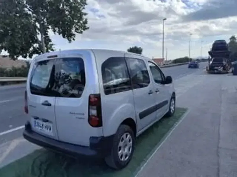 Usado Peugeot Partner Tepee Active 92 CV (67 kW) 2014 Gris / plata Monovolumen