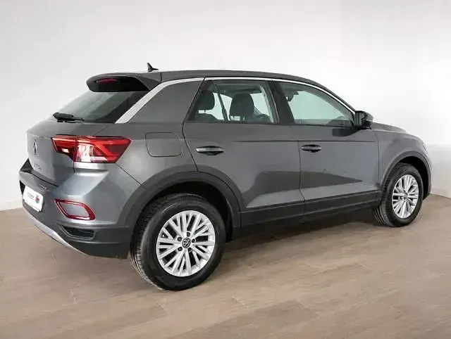 Usado VW T-Roc 110 CV (80 kW) 2024 Gris / plata SUV