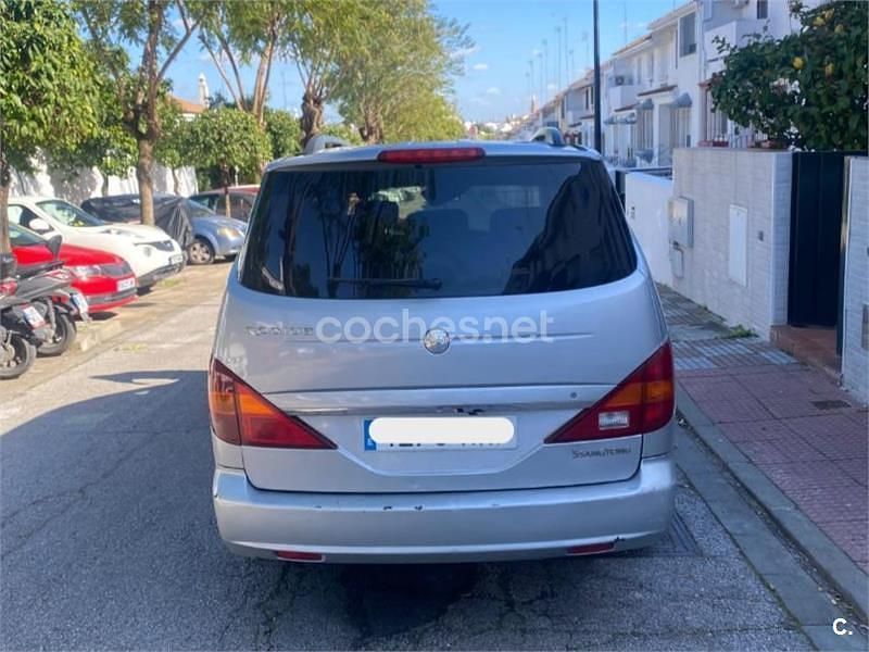 Usado Ssangyong (KGM) Rodius 165 CV (121 kW) 2012 Gris / plata Monovolumen