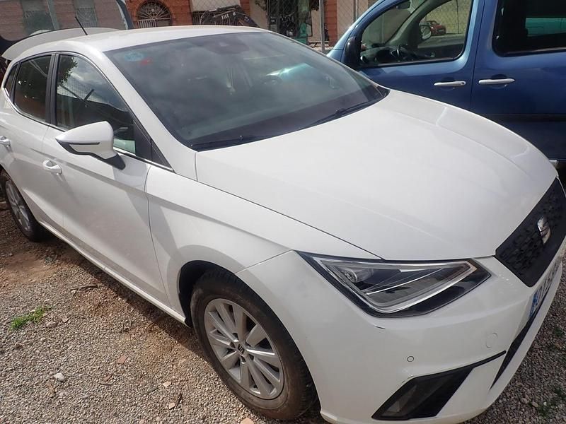 Usado Seat Ibiza Style Plus 110 CV (80 kW) 2021 Blanco Utilitario
