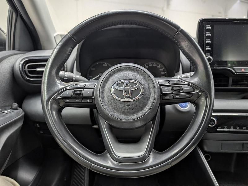 Usado Toyota Yaris Hybrid Business Edition 116 CV (85 kW) 2022 Negro Berlina