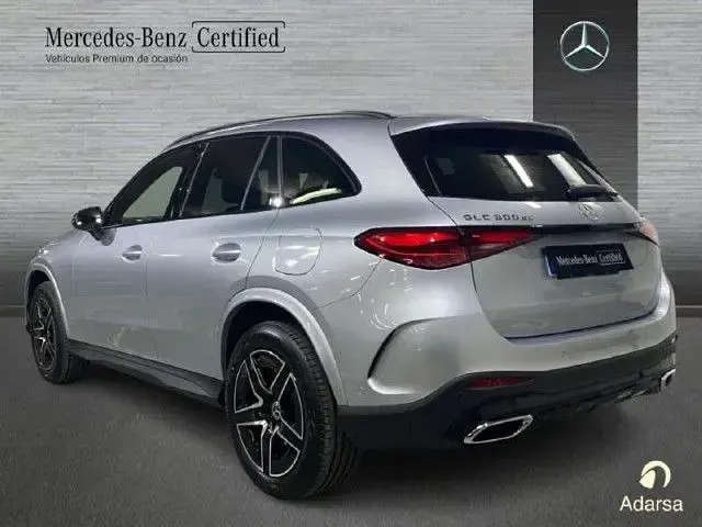 Usado Mercedes GLC300e AMG line 333 CV (244 kW) 2025 Plata hightech SUV