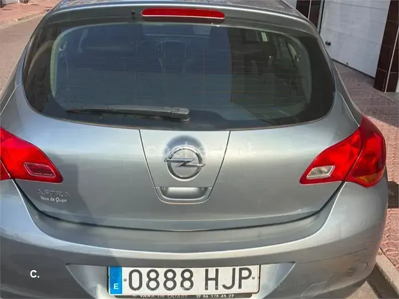 Usado Opel Astra Enjoy 115 CV (84 kW) 2012 Gris / plata Berlina