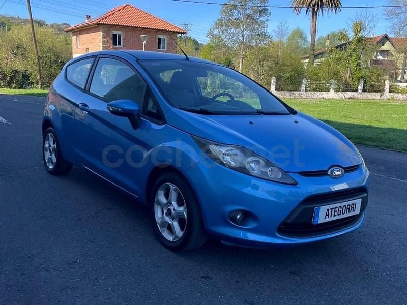 Usado Ford Fiesta Trend 70 CV (51 kW) 2010 Azul Utilitario