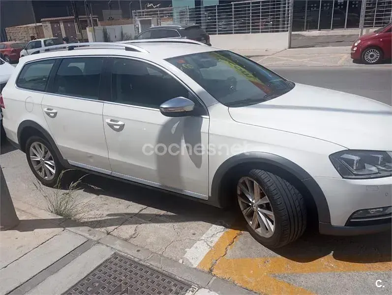 Usado VW Passat Alltrack 140 CV (102 kW) 2013 Blanco Familiar