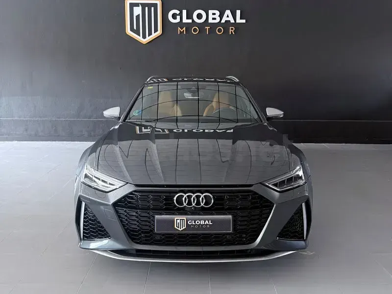 Usado Audi RS6 600 CV (441 kW) 2020 Gris / plata Familiar