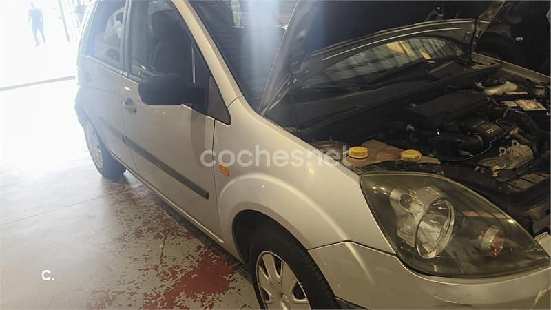 Usado Ford Fiesta Futura 68 CV (50 kW) 2009 Gris / plata Utilitario