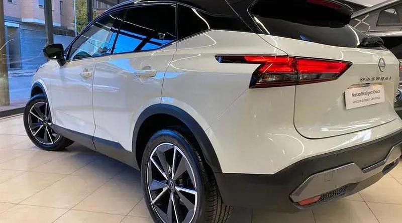 Usado Nissan Qashqai N-Connecta 140 CV (102 kW) 2023 Lunar white con techo midnight SUV