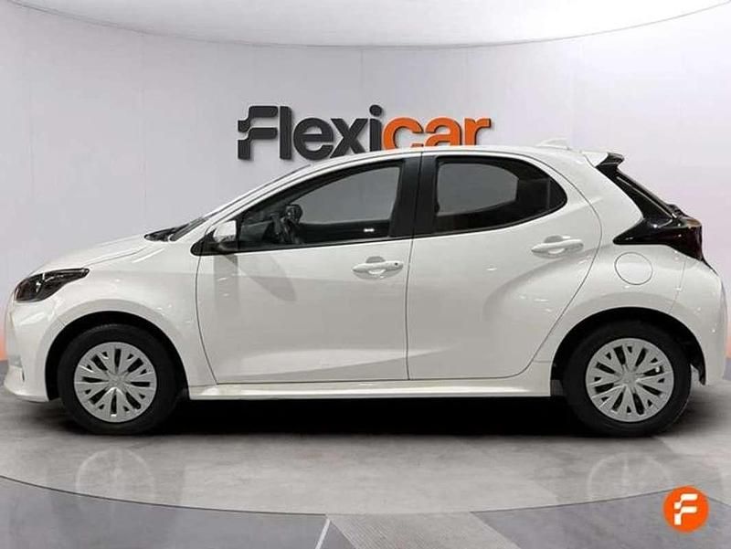 Usado Toyota Yaris Hybrid Active 116 CV (85 kW) 2021 Beige Utilitario