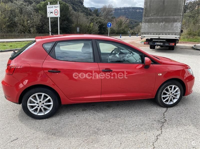 Usado Seat Ibiza I-Tech 70 CV (51 kW) 2013 Rojo Berlina