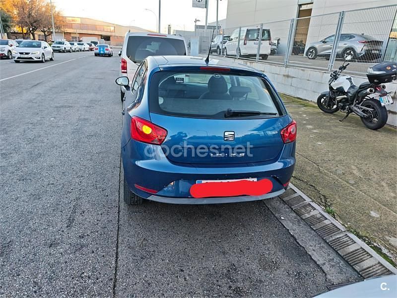 Usado Seat Ibiza I-Tech 70 CV (51 kW) 2015 Azul Berlina