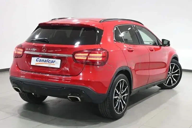 Usado Mercedes GLA180 122 CV (89 kW) 2018 Rojo SUV