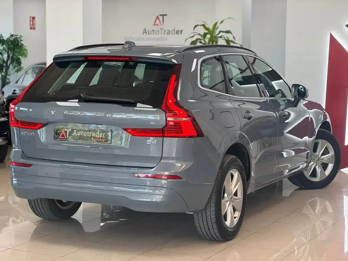 Käytetty Volvo XC60 Plus 200 HP (147 kW) 2023 Harmaa Katumaasturi